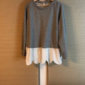 Cute grey sweatshirt with white hem